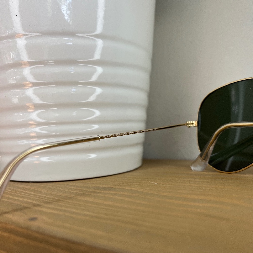 Ray-Ban Aviator classic Sunglasses in gold. - Picture 6 of 9